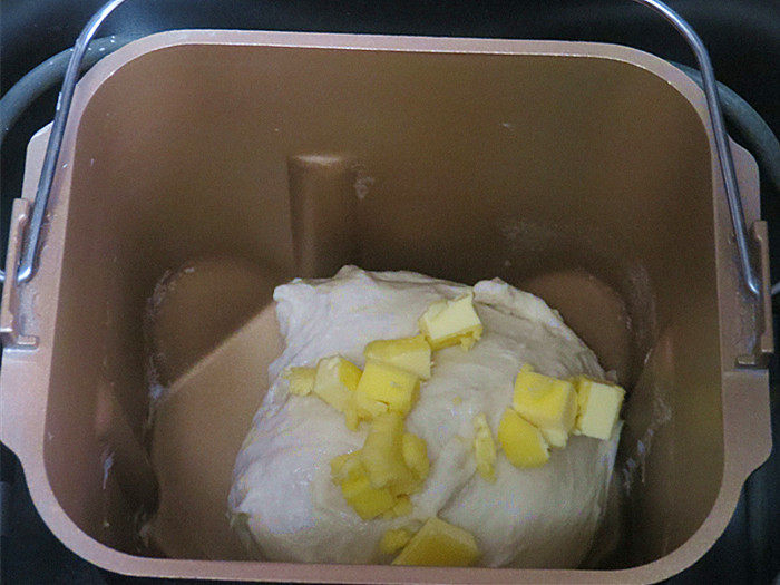“冰封”【溏心维也纳面包】,选择和面程序20分钟，完成后放入黄油继续和面程序至完全扩展阶段