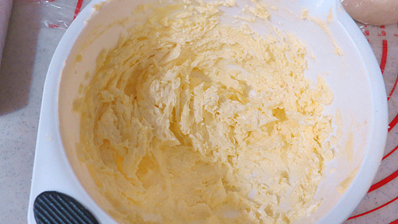 “冰封”【溏心维也纳面包】,拌匀至无颗粒状，黄油需要软化，大概在27度是最好的