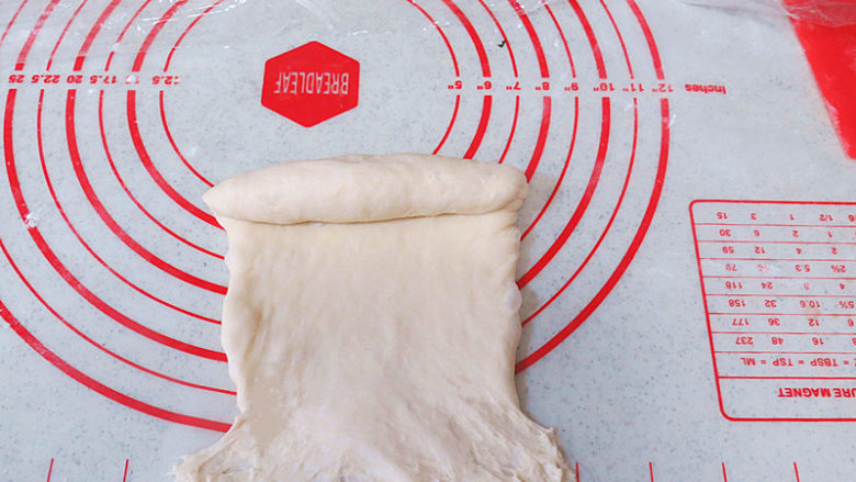 “冰封”【溏心维也纳面包】,用双手由上往自己这边卷下来，卷的圈数可以多一些，弄成比较细一点的长棍型