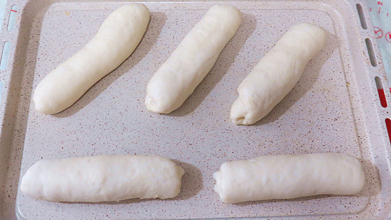 “冰封”【溏心维也纳面包】,放入烤盘中盖上保鲜膜进行40分钟的最后发酵。发酵温度是27度，湿度是正常室温