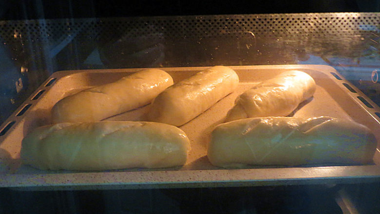 “冰封”【溏心维也纳面包】,预热烤箱，上火200度，下火180度，烘烤16分钟左右(按自家烤箱习性调整温度和时间)