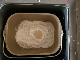 香葱芝士小餐包,将除黄油外的所有面团材料放入面包桶，揉面一个程序

