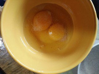鸡蛋蟹味菇,鸡蛋放碗里