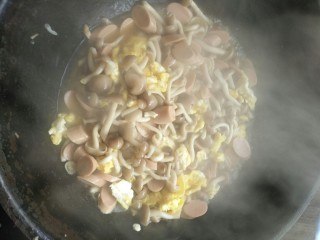 鸡蛋蟹味菇,最后快出锅加入鸡蛋，焖1到2分钟，加盐