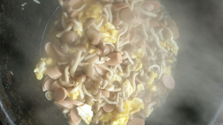 鸡蛋蟹味菇,最后快出锅加入鸡蛋，焖1到2分钟，加盐