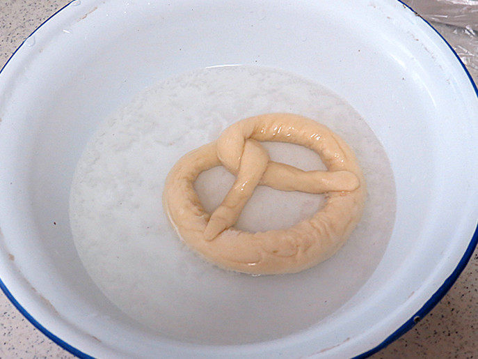 巴伐利亚碱水面包【普雷结】,取出来后泡在碱水中，正反两面浸泡一下，一定要带手套