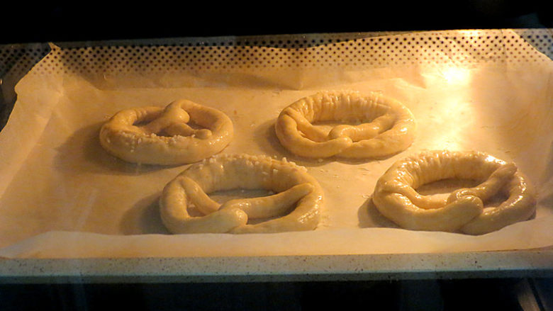 巴伐利亚碱水面包【普雷结】,放入预热210度的烤箱烤15分钟