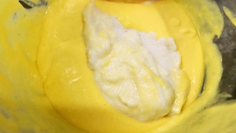 芒果芝士盒子蛋糕,加入第一步泡上的吉利丁牛奶搅拌均匀