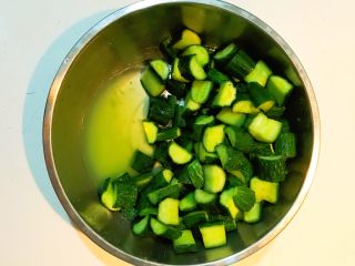 爽口小菜  黄瓜酱豆,腌制到黄瓜出水