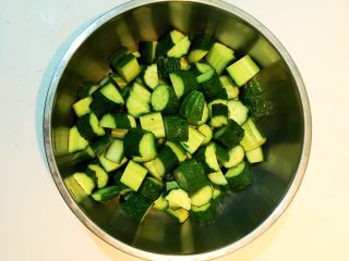 爽口小菜  黄瓜酱豆,把切好的黄瓜放入盆中