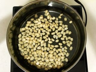 爽口小菜  黄瓜酱豆,锅里加入冷水，加入花生米