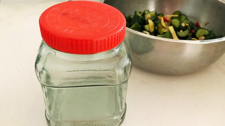 爽口小菜  黄瓜酱豆,取一个玻璃瓶，用开水烫一下，晾干