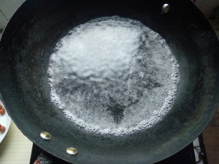 抱蛋煎饺,锅里加入适量的水烧开。