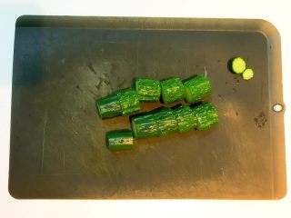 爽口小菜  黄瓜酱豆,把黄瓜切成1寸长的小段