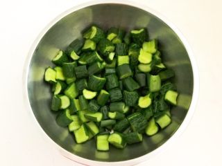 爽口小菜  黄瓜酱豆,黄瓜表面的水份晾干了，放入盆中