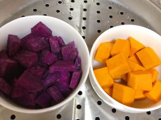 双色刀切馒头,南瓜和紫薯放蒸锅蒸熟