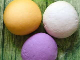 双色刀切馒头,紫薯面团和白面团同样操作，三色面团活好后分开发酵，避免粘连