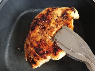 香煎鸡胸肉,因为油非常少很快就会两面上色焦黄，如果喜欢再煎一点可以延长时间，同理如果煎太久会里面的水分也会流失导致不嫩