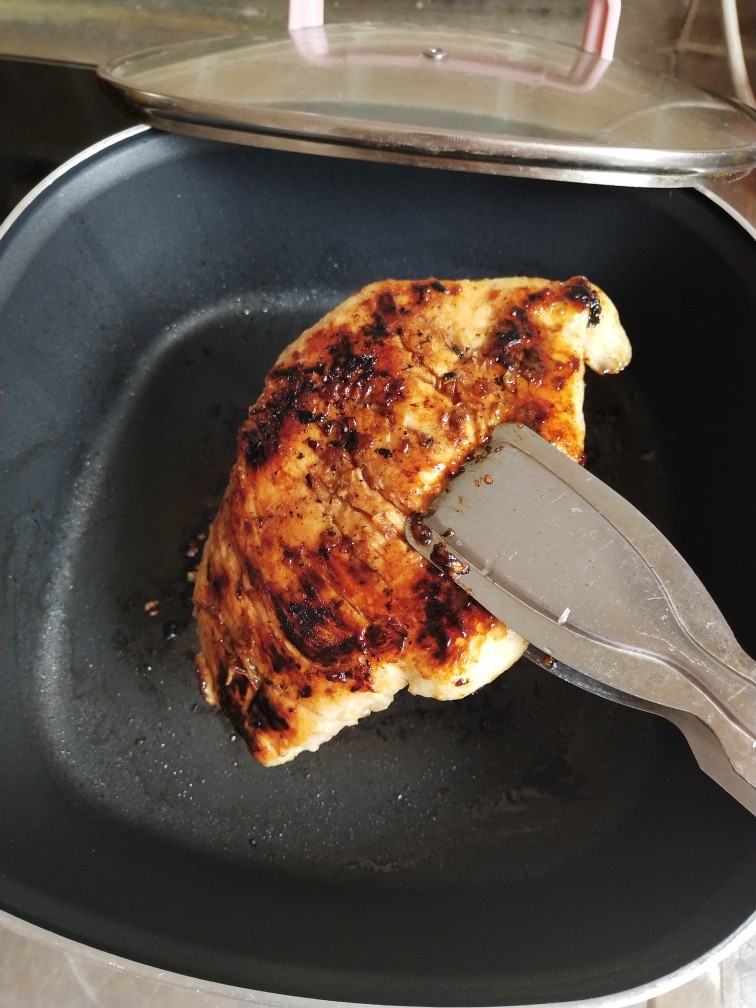 香煎鸡胸肉,因为油非常少很快就会两面上色焦黄，如果喜欢再煎一点可以延长时间，同理如果煎太久会里面的水分也会流失导致不嫩