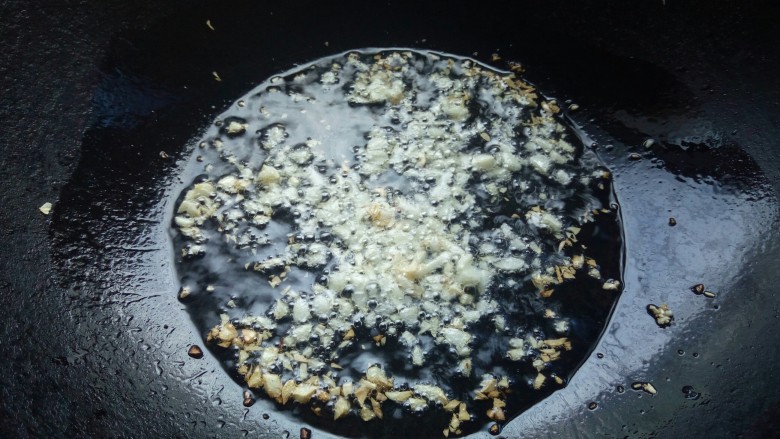 蒜蓉油麦菜,炒到蒜变成金黄色，发干的时候开大火，倒入油麦菜煸炒。