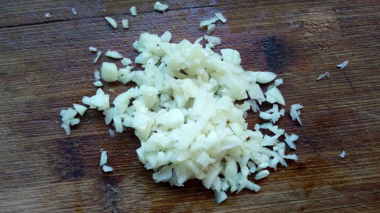 蒜蓉油麦菜,将蒜切成细一点的蒜蓉。