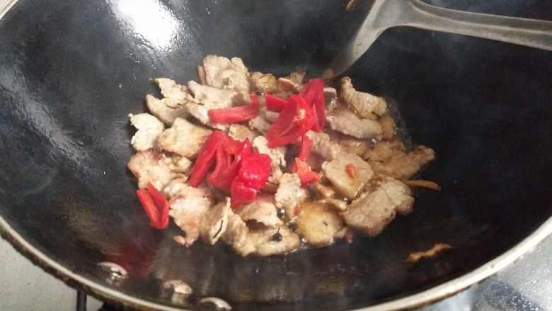 西葫芦烧肉片,加入辣椒炒香