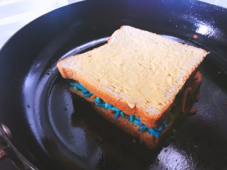 网红彩虹🌈拉丝面包,将另外一片不带黄油的一面盖在上面，打开小火