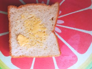 网红彩虹🌈拉丝面包,将面包片的一面用适量黄油涂满，另一片一样