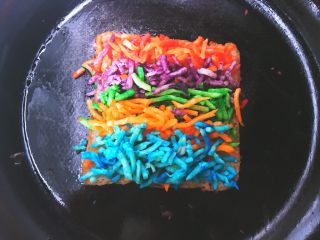 网红彩虹🌈拉丝面包,将带有黄油的一面放在不粘锅内，摆好芝士（按颜色摆好）