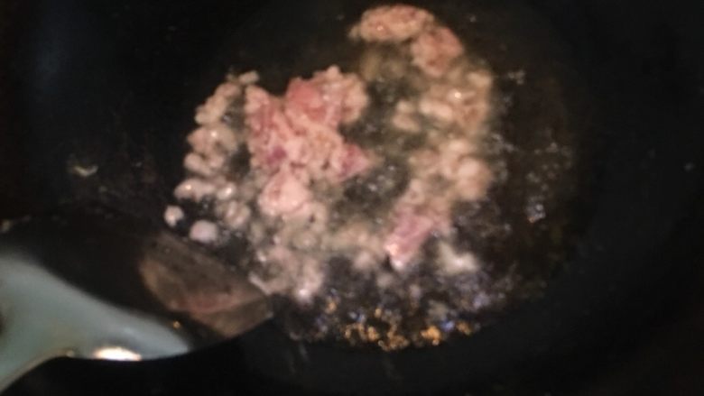 干烧鲫鱼,用炸鱼的油爆香五花肉（可以多炒一下，把五花肉的油都爆出来，更香）