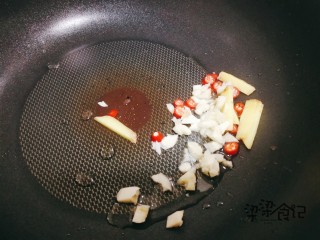 葱爆蛏子,4、冷锅下油，放入小米椒、姜、蒜煸香