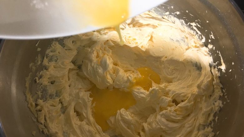 凤梨酥,第三次把全蛋液加入搅打均匀。