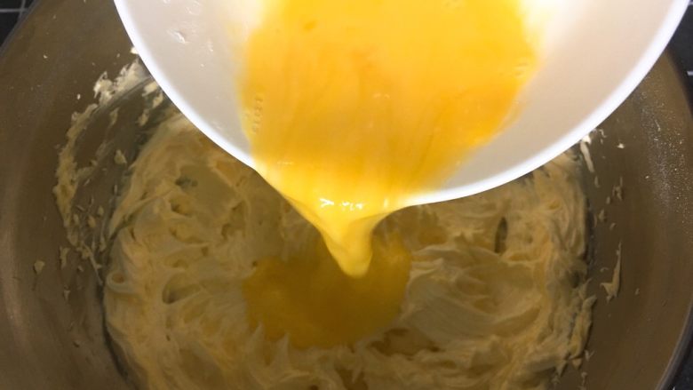 凤梨酥,全蛋液分三次加入，加入第一次搅打均匀，再加入第二次，要不然一次加入的话，很容易油水分离。