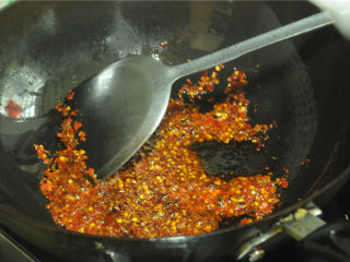 凉拌菜,油锅烧热，关火，放入辣椒粉炒香