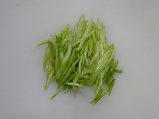 豉香芹菜土豆条,芹菜去叶洗净，切成小段。