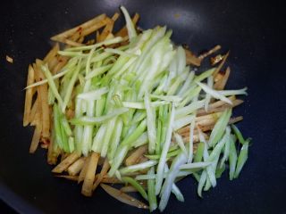 豉香芹菜土豆条,加入芹菜翻炒均匀
