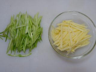 豉香芹菜土豆条,处理好的芹菜和土豆放置备用