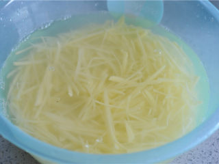 柠檬茄汁土豆丝,马上放入凉水里，将表面的淀粉冲洗掉
