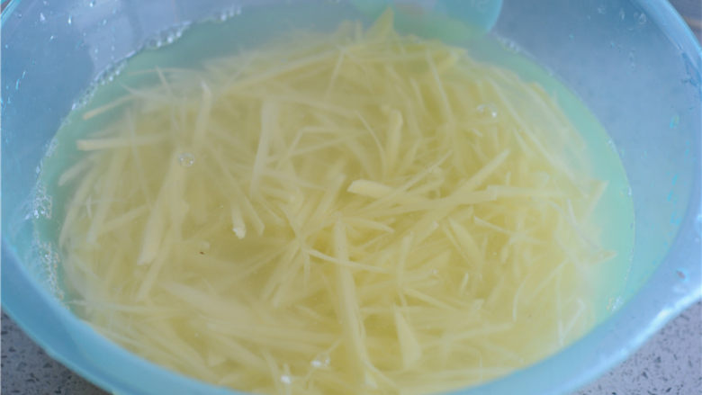 柠檬茄汁土豆丝,马上放入凉水里，将表面的淀粉冲洗掉
