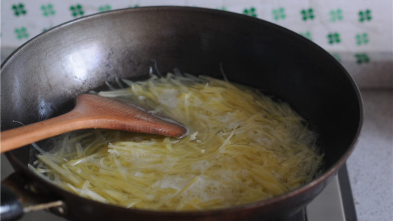 柠檬茄汁土豆丝,将土豆丝放进去汆烫两分钟，立刻捞出来泡在凉水里