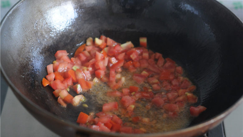 柠檬茄汁土豆丝,油锅烧热，将西红柿丁炒至汁水析出