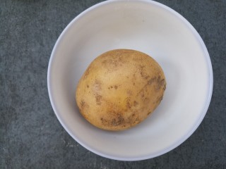 排骨炖土豆,焯排骨的同时，准备一个土豆