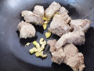 排骨炖土豆,然后锅里热油，爆香葱姜蒜，然后放入排骨炒