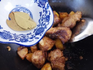 排骨炖土豆,香叶，炒香