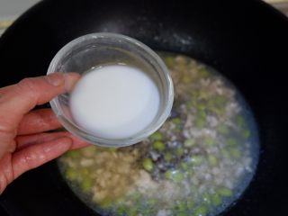 藜麦毛豆鸡茸羹,煮好，开盖淋上水淀粉和盐
