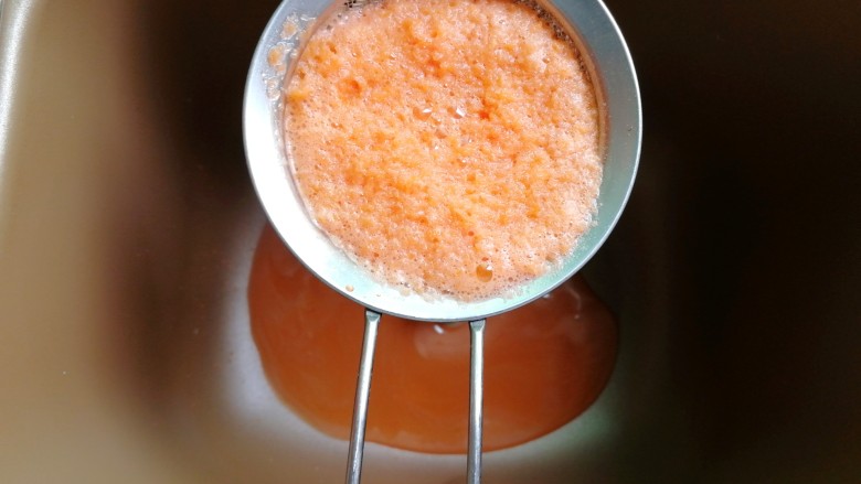 红萝卜葱油花卷,过滤出135克胡萝卜汁