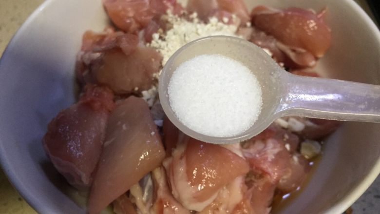 #菌类料理#姬菇菌青笋酸汤水煮滑兔,加入淀粉和盐