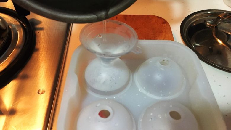 日料，改良版樱花水信玄饼, 将有白凉粉的开水倒入模具当中，配方的分量是四个球的量