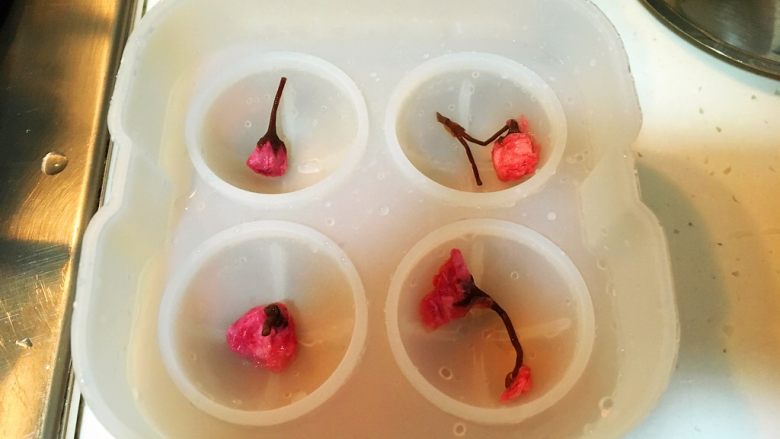 日料，改良版樱花水信玄饼,因为下班时间我这个樱花没有泡到一个小时，所以花朵还没有来得及张开，大家只要学会步骤就可以