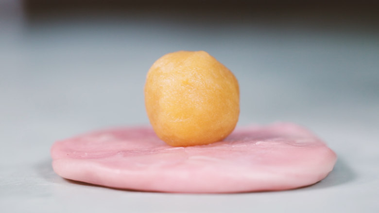 【桃花酥】 喏，要不要尝一口粉嫩春光？,擀成圆形，包入馅料后按压扁平；